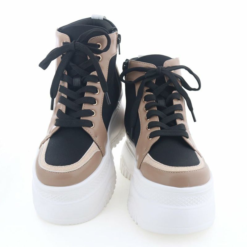 Y2Kファッションに取り入れたいトレンドライクな一足