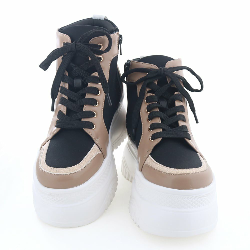 Y2Kファッションに取り入れたいトレンドライクな一足