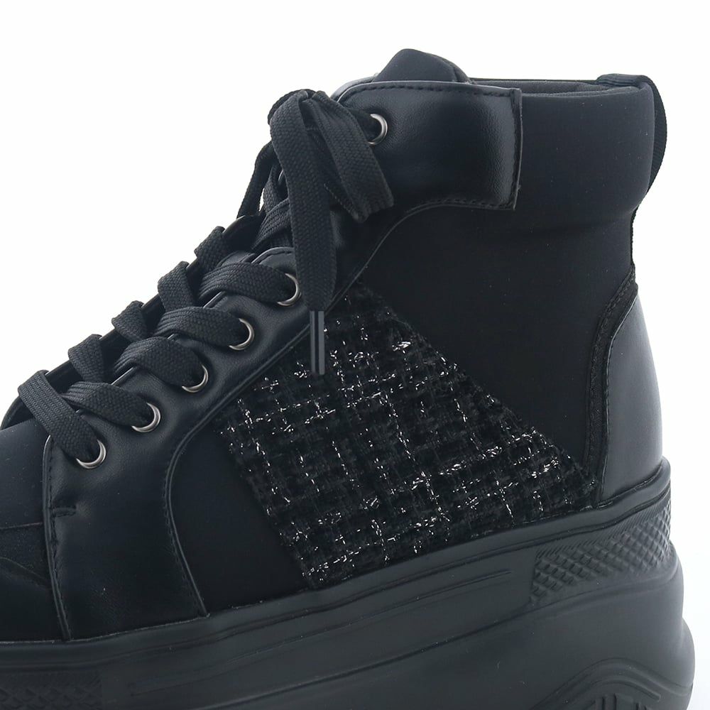 異なる素材もすべてブラックで統一したモードなブラックマルチ