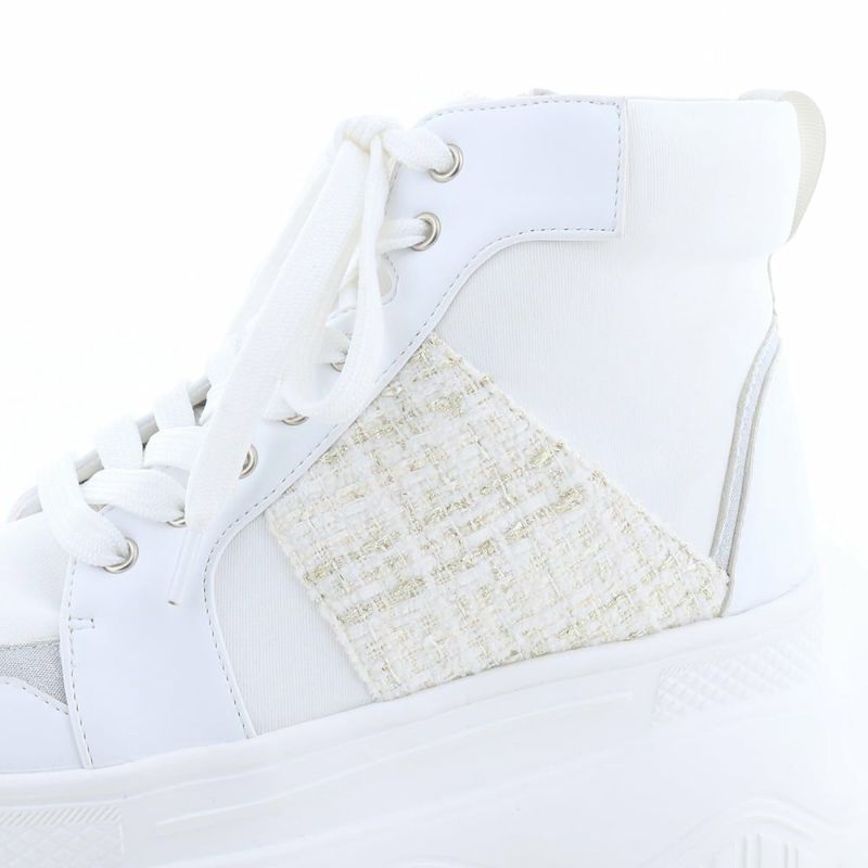 冬のホワイトコーデにも最適なオフホワイト