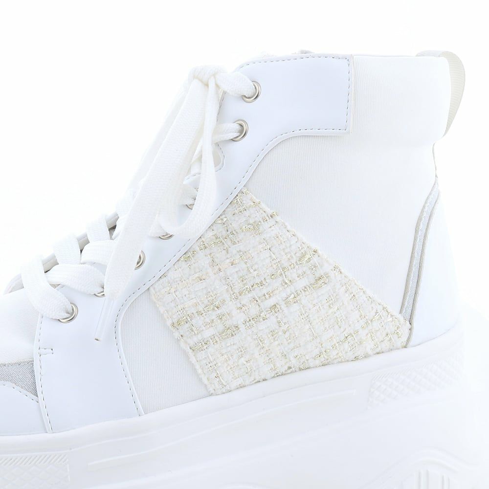 冬のホワイトコーデにも最適なオフホワイト