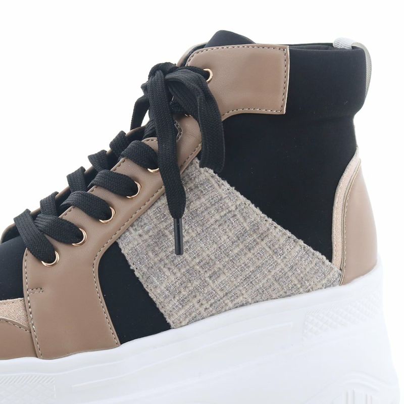 ブラックを効かせた配色でほんのりモードなオークコンビ