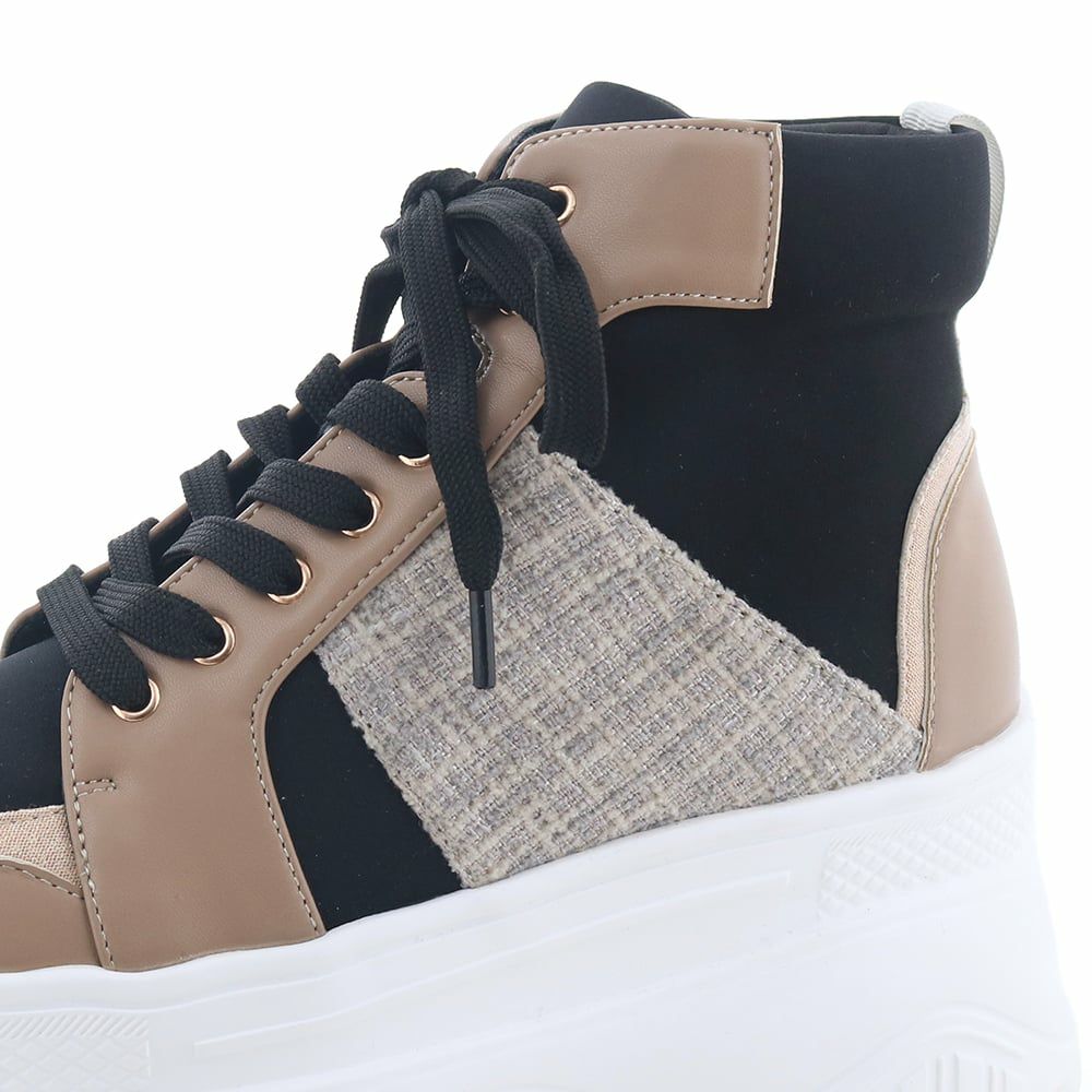 ブラックを効かせた配色でほんのりモードなオークコンビ