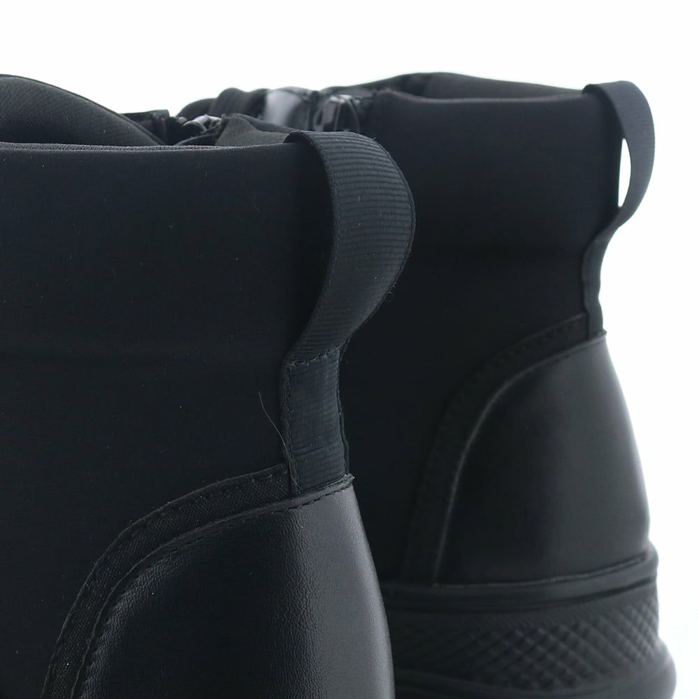 かかとのループもさり気ないポイント