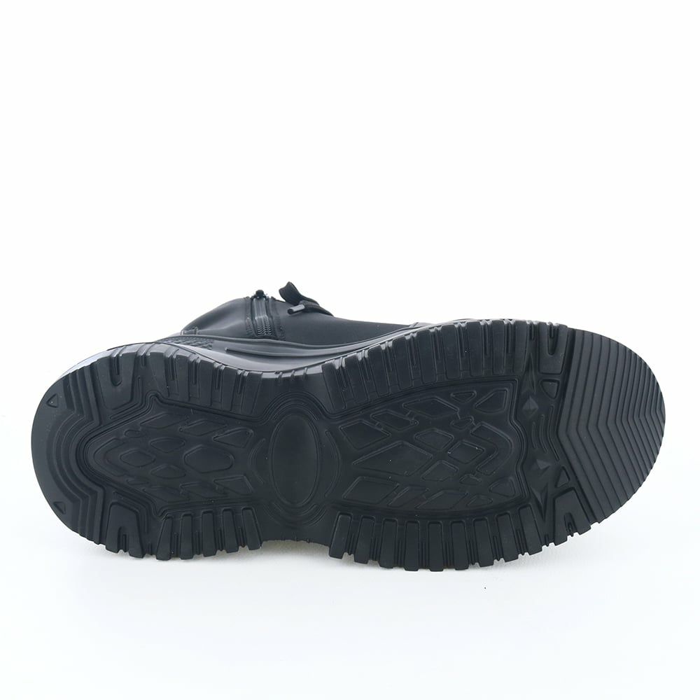 ソール全体に厚みがあり傾斜はたったの1.5cm