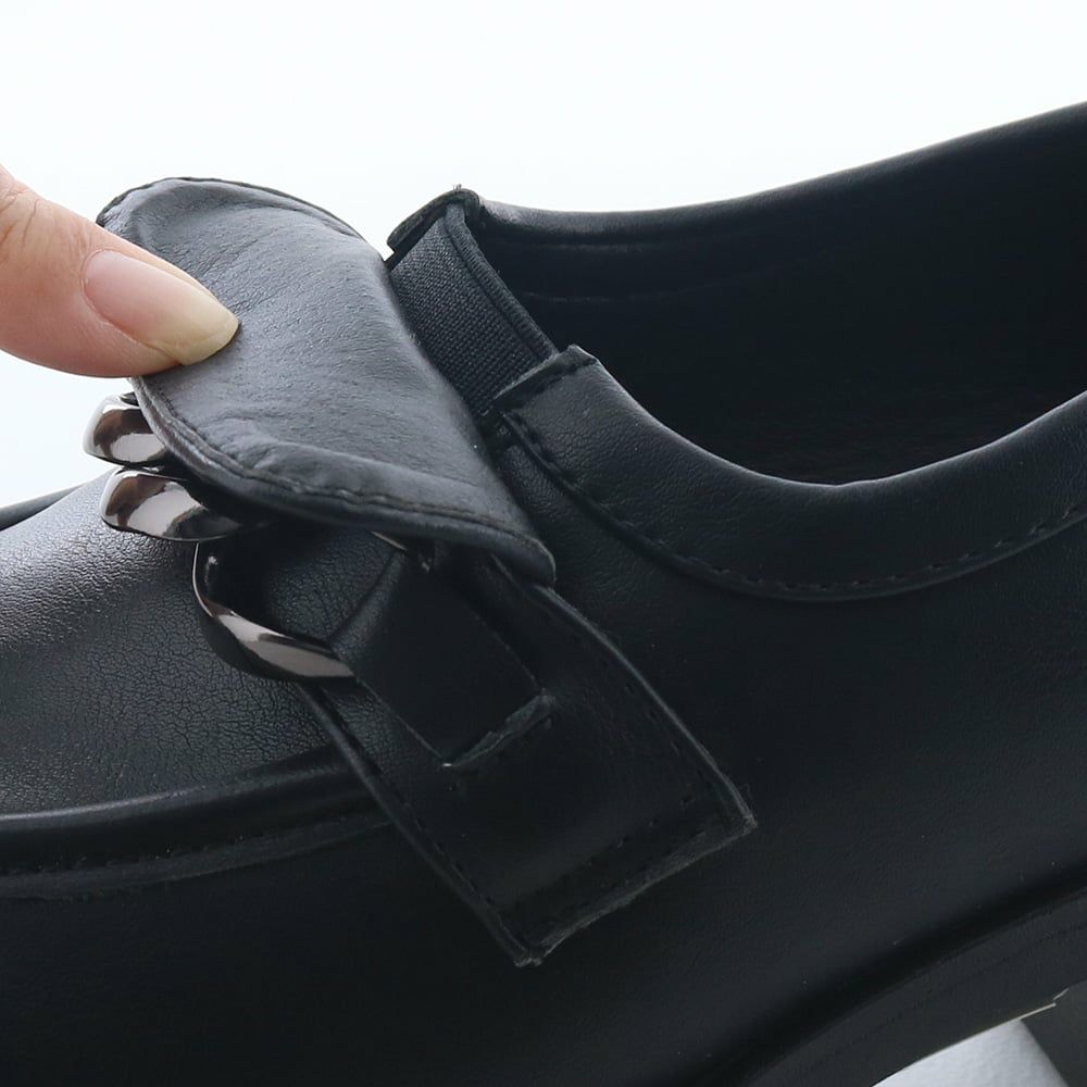 履き口にはゴムをあしらい足入れスムーズ。裏貼りのスポンジでふわっと包まれます