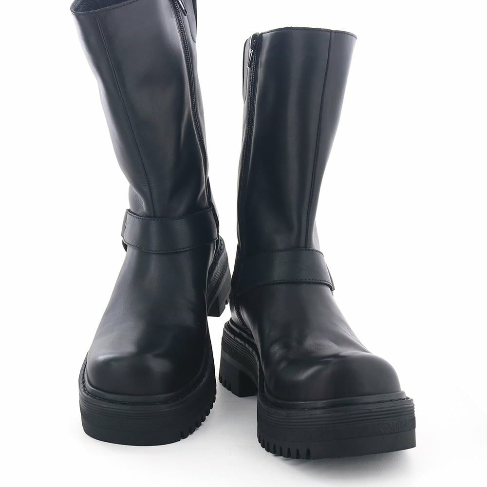 トレンドのバイカースタイルを履きやすくアレンジしました