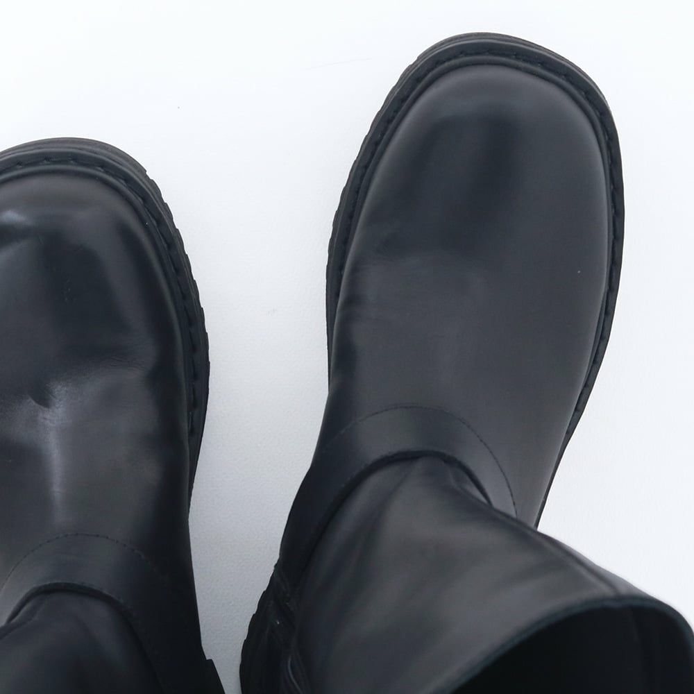 ワイドなつま先。あしながおじさんらしいゆったりした履き心地です