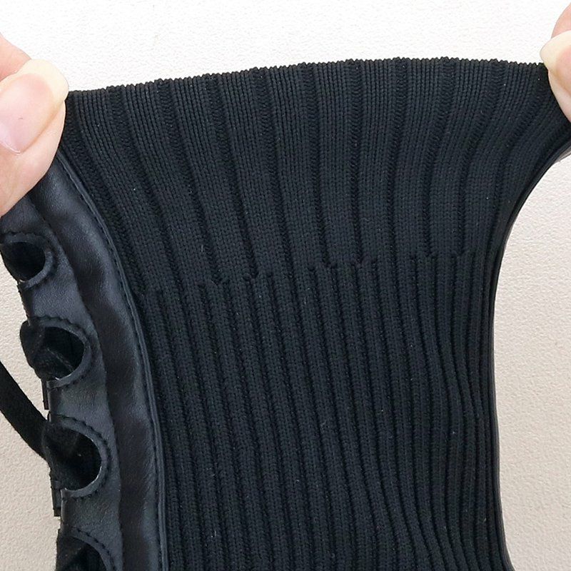 ニット素材で伸縮性があり、足にフィット