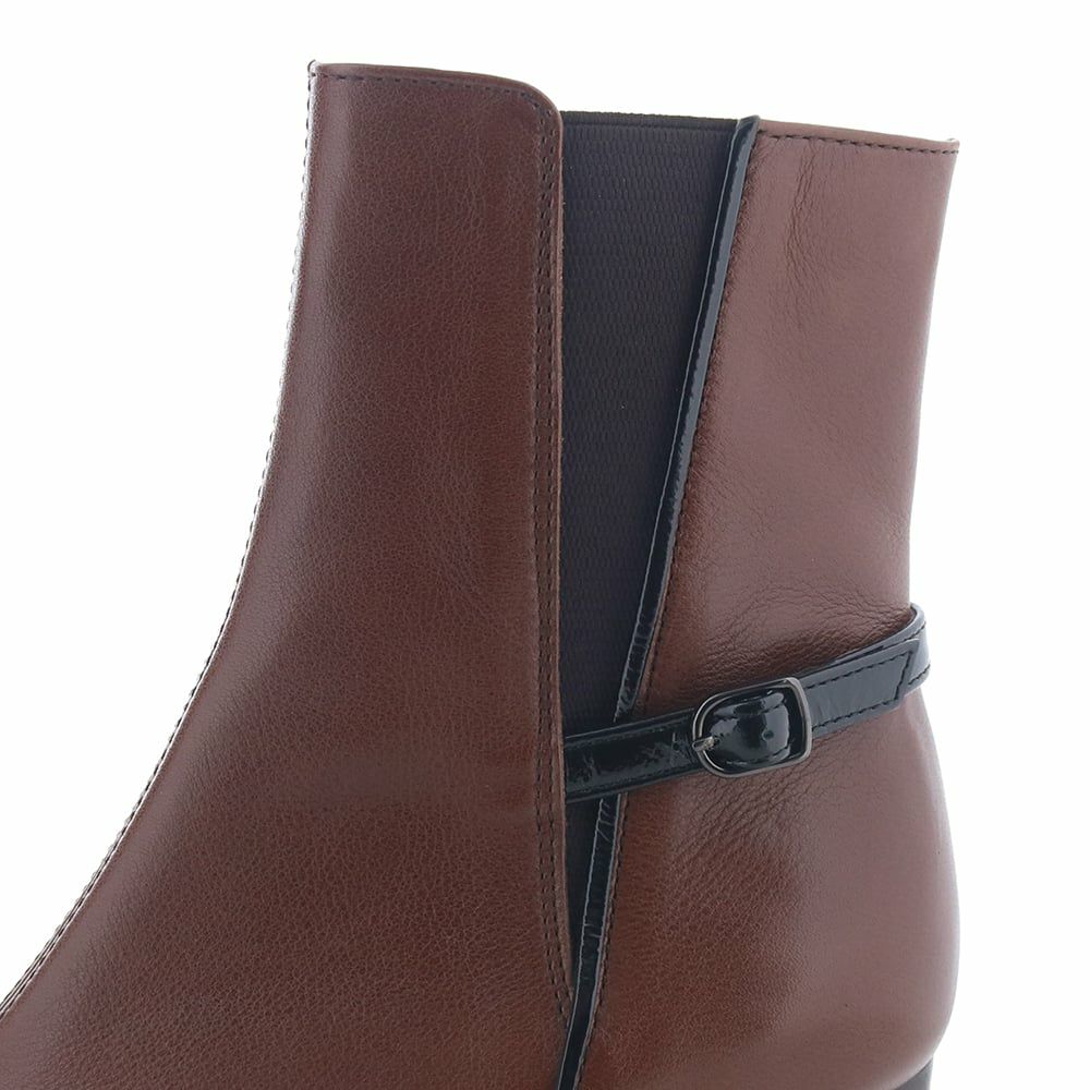 シャープなサイドゴムもポイント。デザイン性と機能性を兼ね備えています