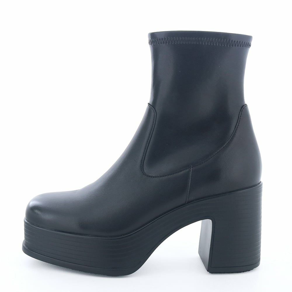 ボリュームソールで存在感のあるショートブーツ