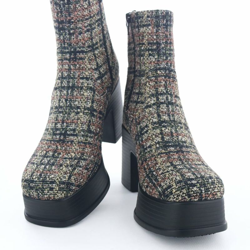 しっかりスタイルアップできる、脚長効果の高い一足です