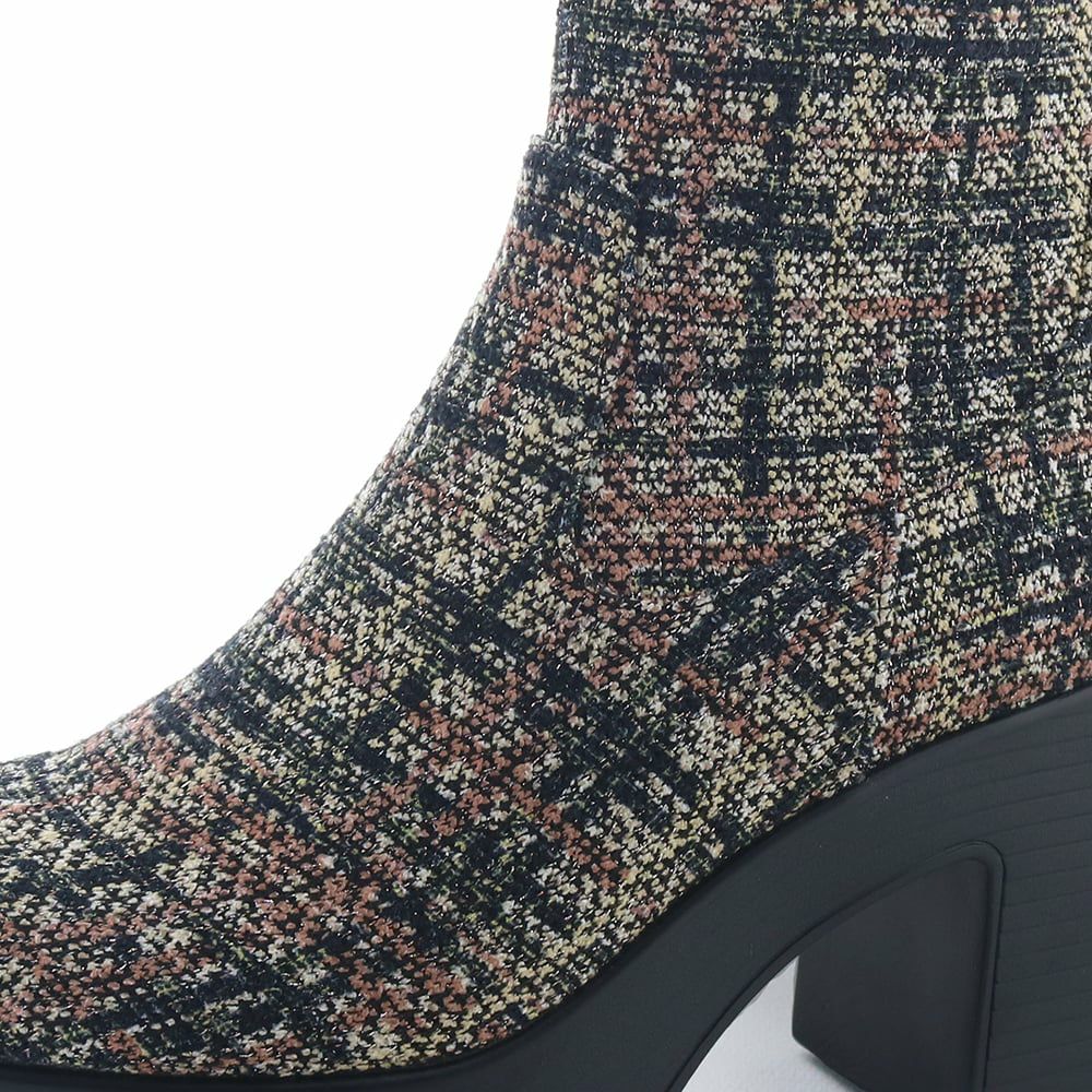 マルチは大胆な柄生地使いでコーデのポイントに