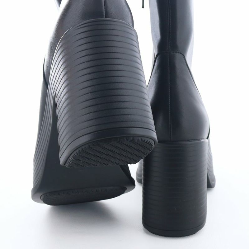 チャンキーヒールで安定感◎　底面も滑りにくい仕様になっています