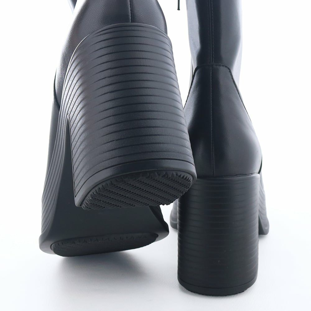 チャンキーヒールで安定感◎　底面も滑りにくい仕様になっています