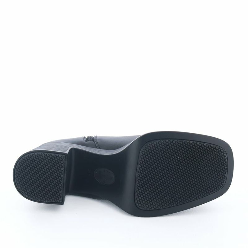 ソール全体に厚みがあり傾斜は5.0cmほどです