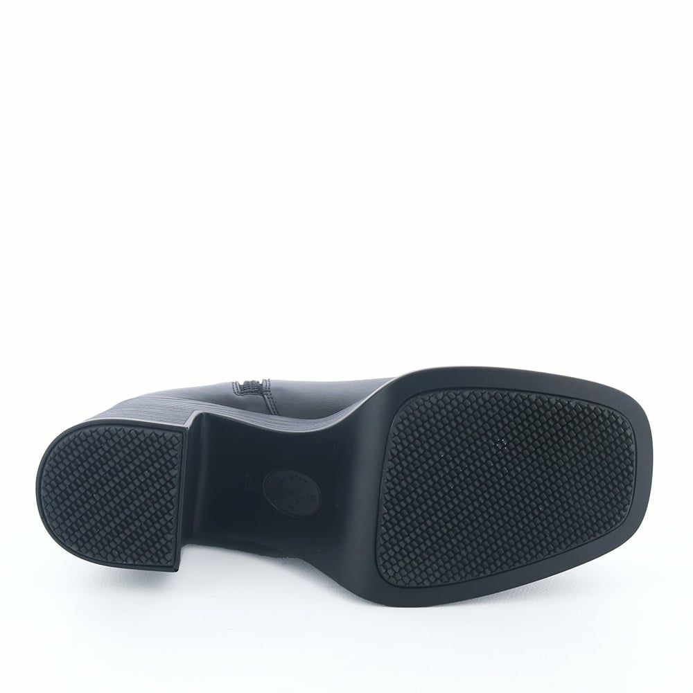 ソール全体に厚みがあり傾斜は5.0cmほどです