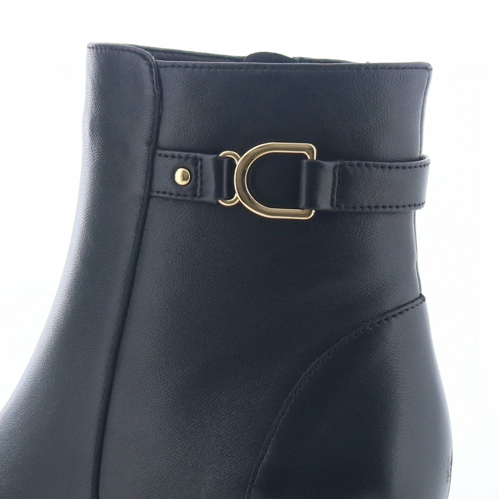 金具もアクセントに。シンプルなブラックは特にゴールドの輝きが映えます