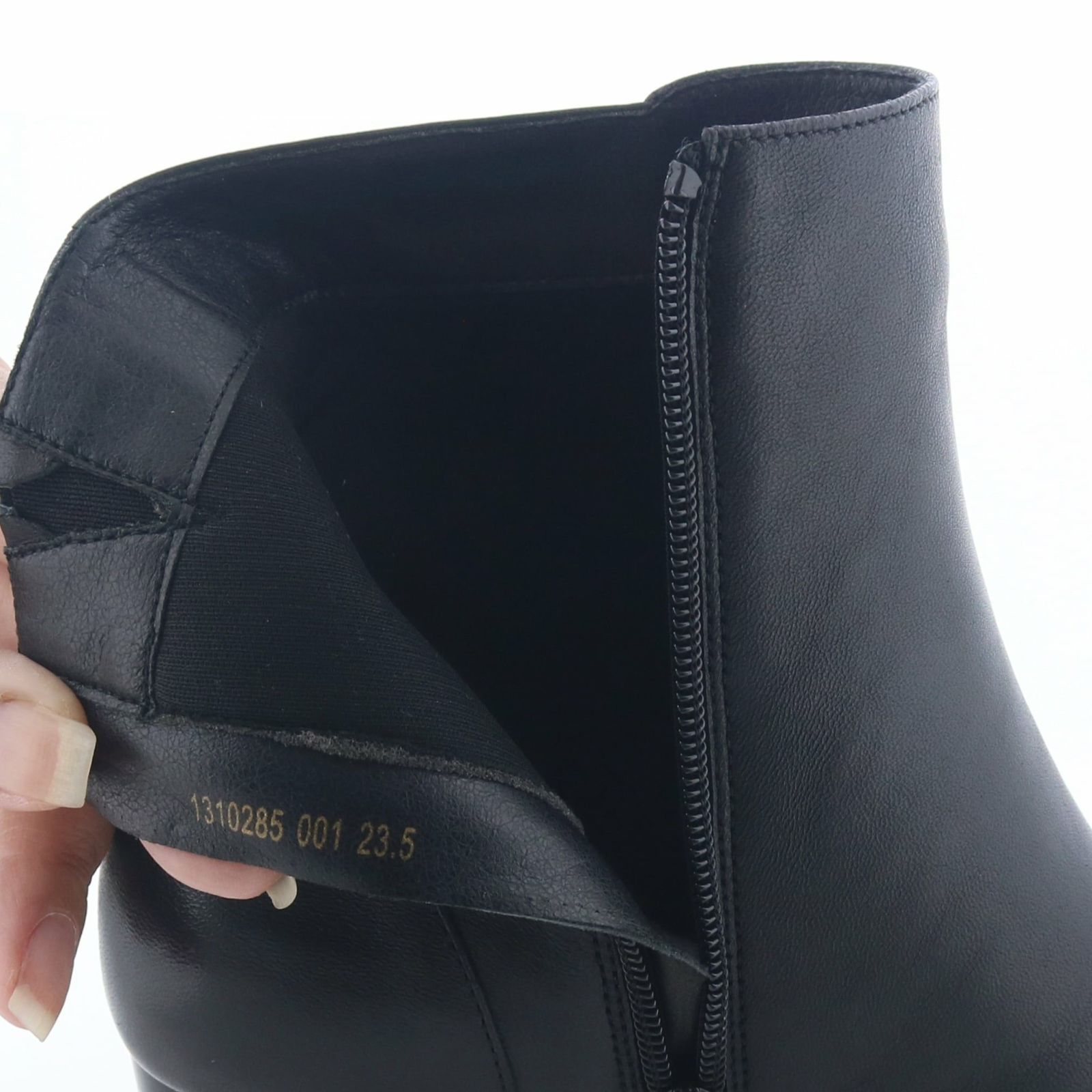 ライニングはスポンジ入りのふんわり生地。やさしく足を包みます