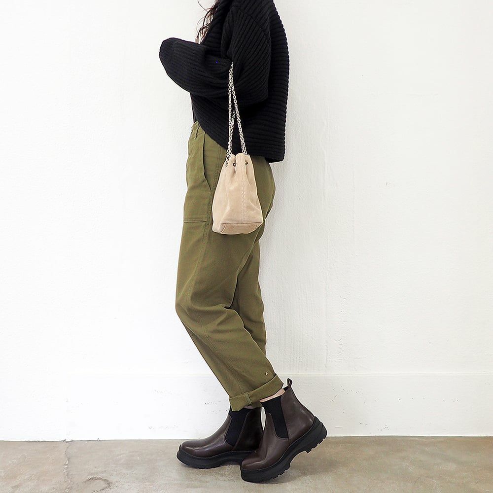 ダークブラウン