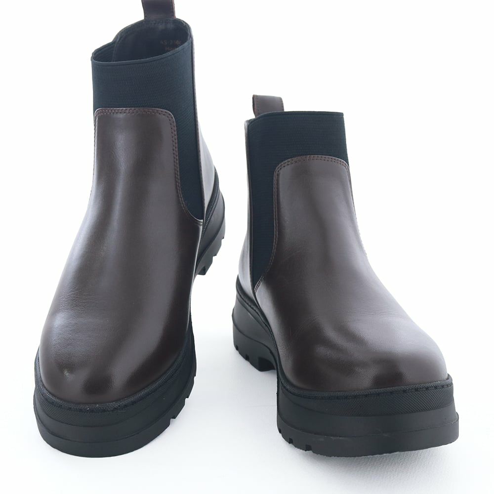 コバの出方を抑えたすっきり設計で、大人の足元にも自然になじむ1足