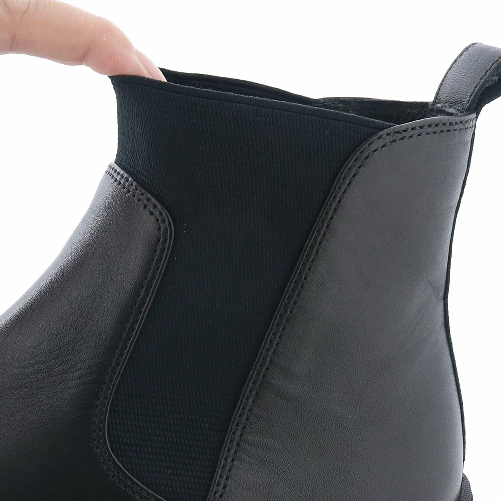 履き口の前部が全てゴムになっているので足を動かしやすい