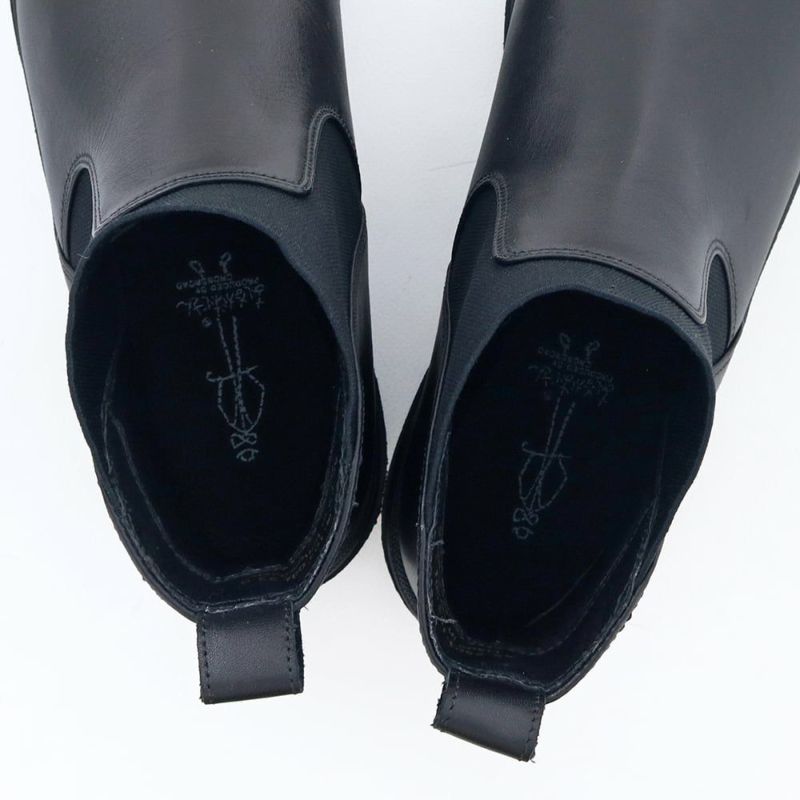 ゴムが伸縮するので、ファスナーなしでもスルッと履けます