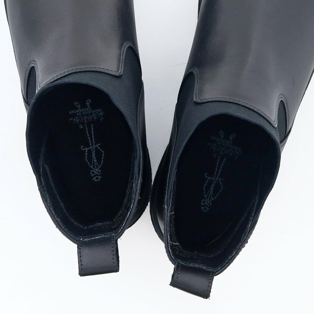 ゴムが伸縮するので、ファスナーなしでもスルッと履けます