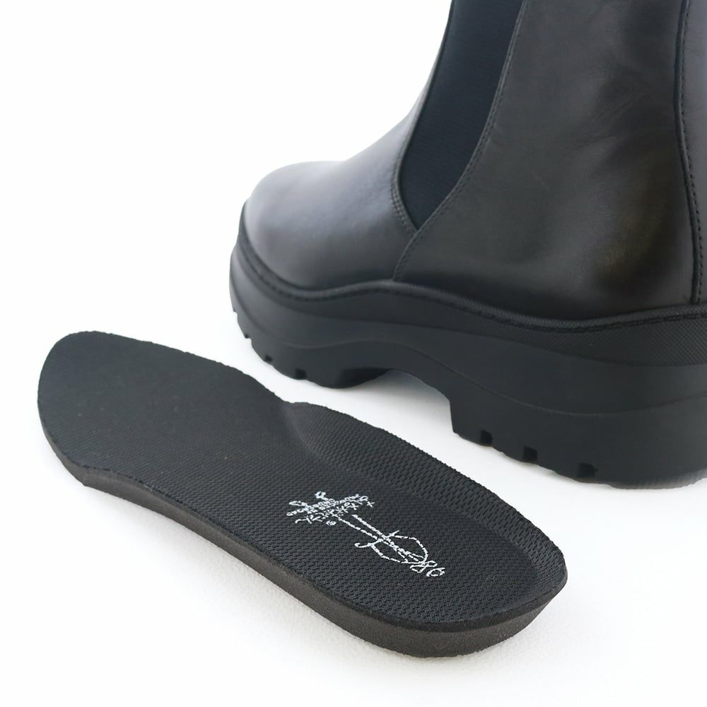 インソールは肉厚クッションのカップインソール