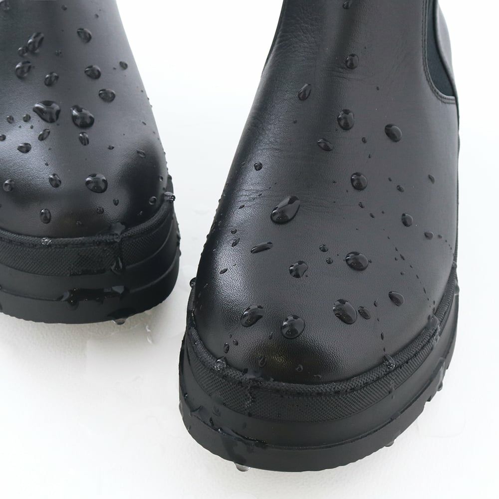 アッパーは撥水加工で水や汚れを弾きます