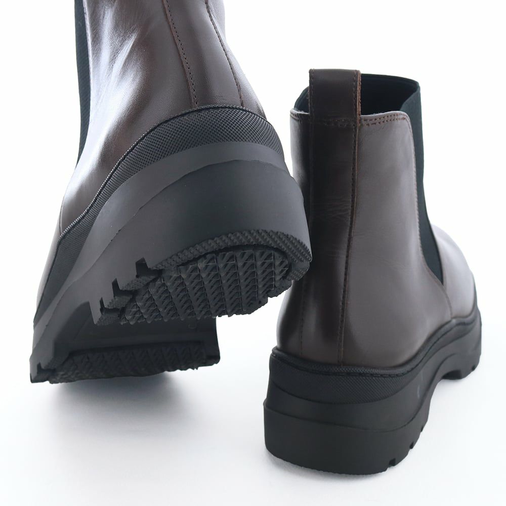 グリップ性の高いソールで濡れた地面も滑りにくい