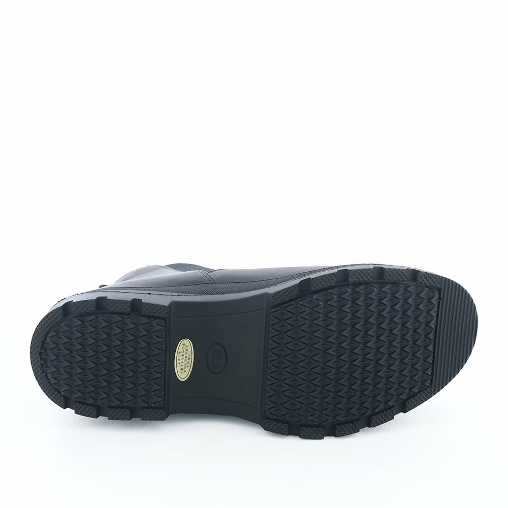 ソール全体に厚みがあるので傾斜をほとんど感じません