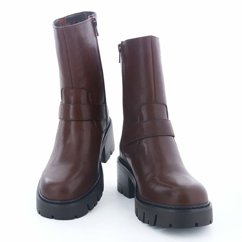 重厚な佇まいで、足元に存在感をプラスします