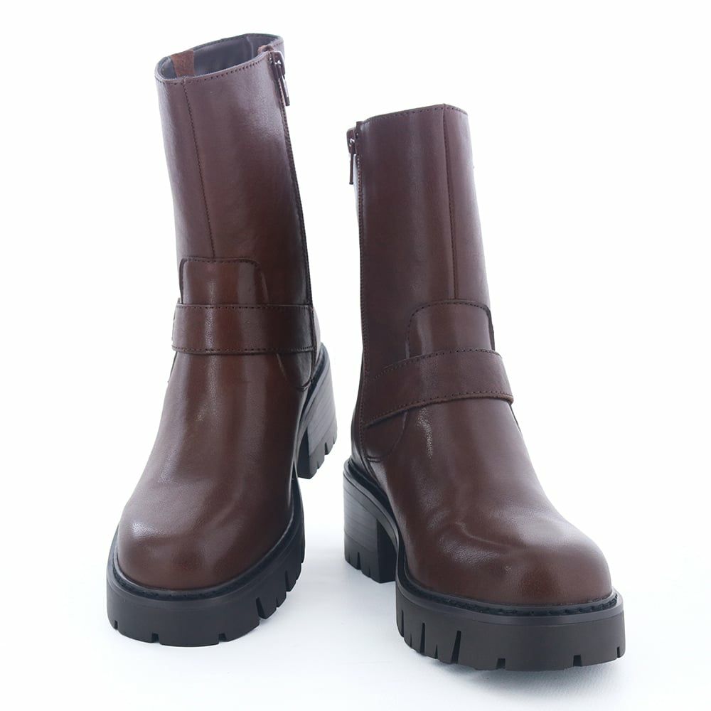 重厚な佇まいで、足元に存在感をプラスします