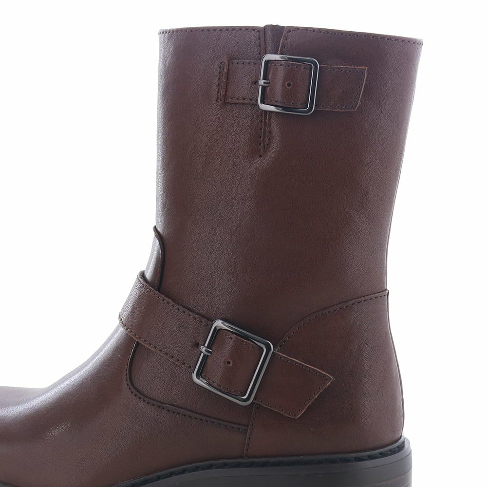 サイドのベルト飾りがアクセントに