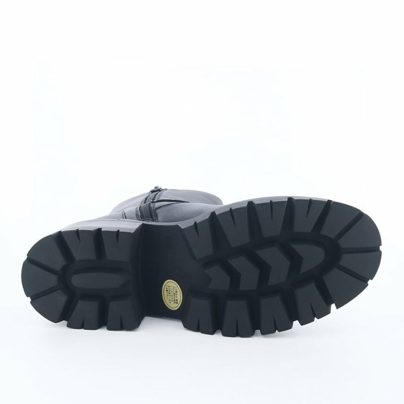 ソール全体に厚みがあり傾斜は3.0cmほど