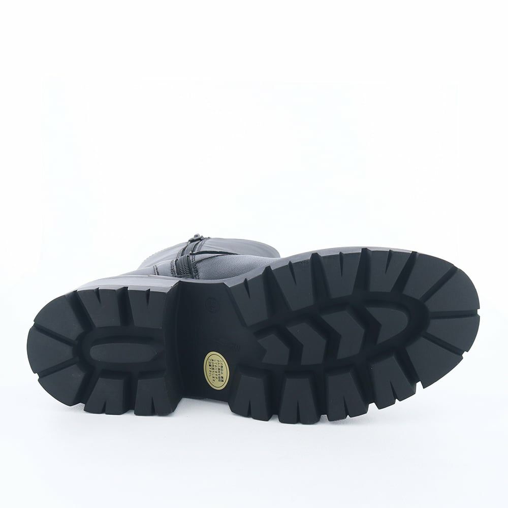 ソール全体に厚みがあり傾斜は3.0cmほど