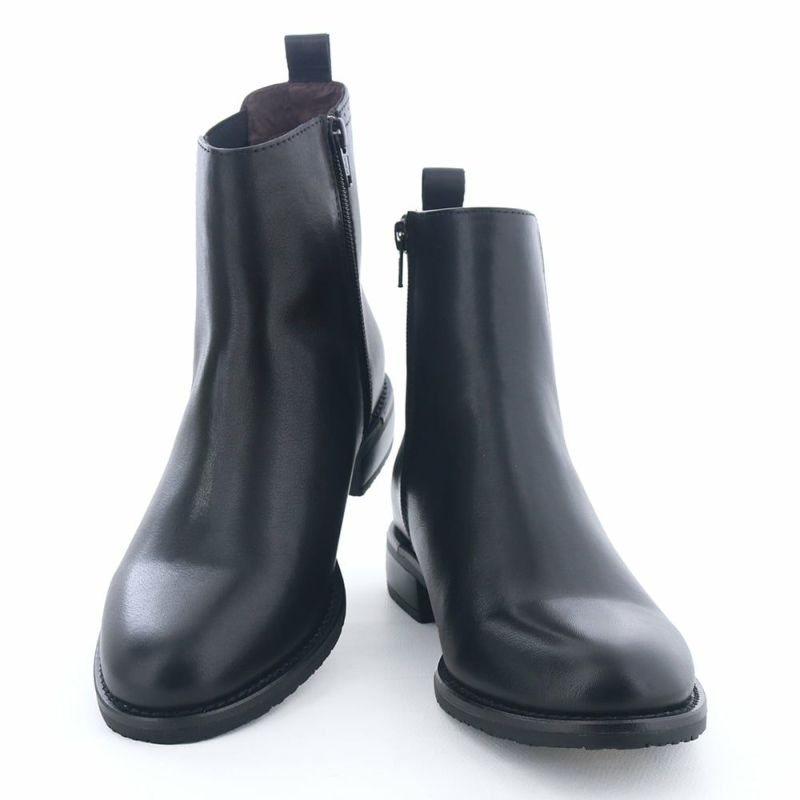 つま先のウイングチップを省いたことで、よりコーデに合わせやすくなりました