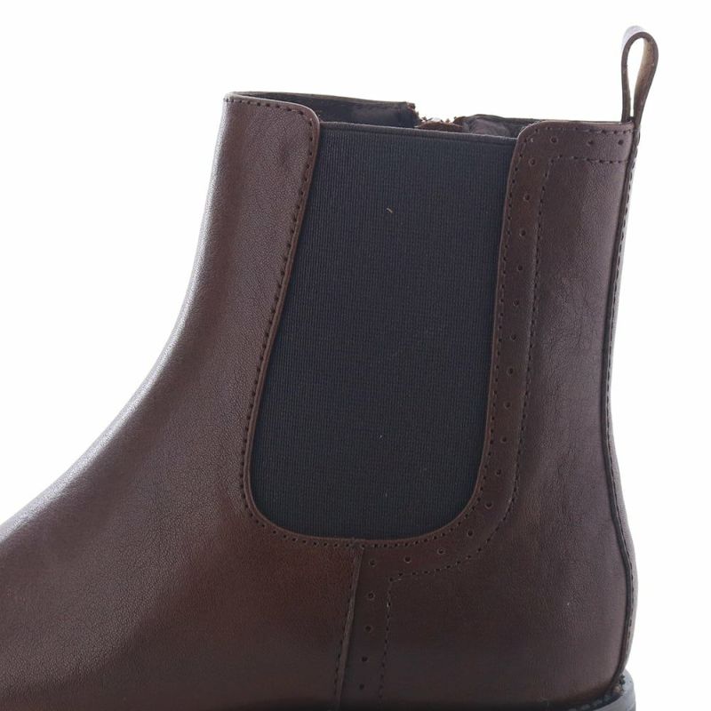 サイドゴア周りにあしらった小穴飾りがさり気ないアクセントに