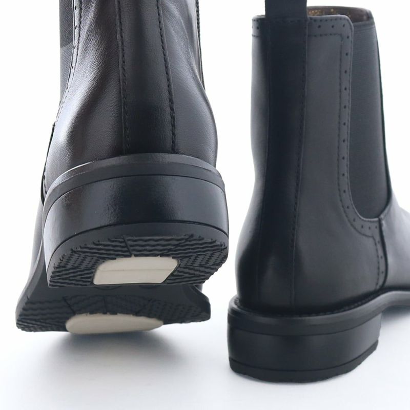 ヒールは低めの3.0cm。気負わず履ける高さです