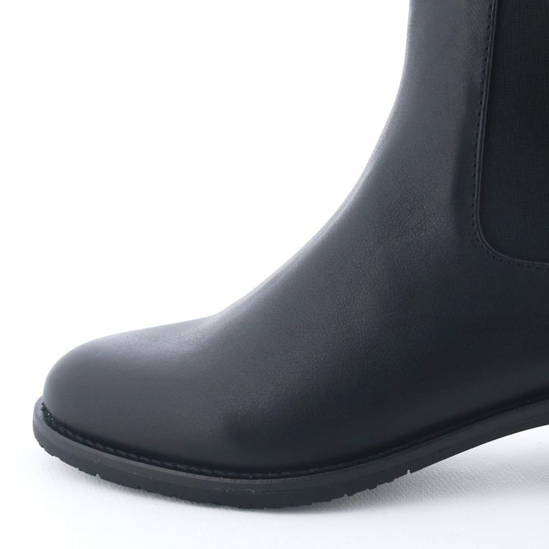 ほんのり厚みを持たせたソールで地面の硬さも感じにくい