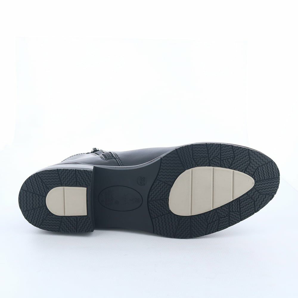 ソールは防滑仕様。滑りやすい床面でも安心