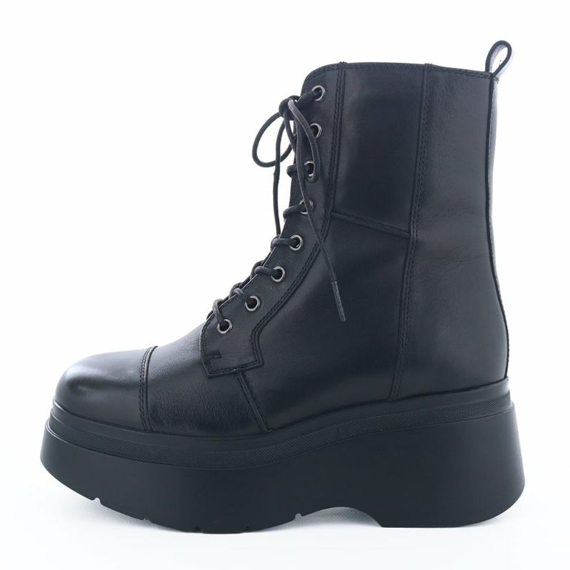 ボリュームある厚底ソールが目を惹くレースアップブーツ