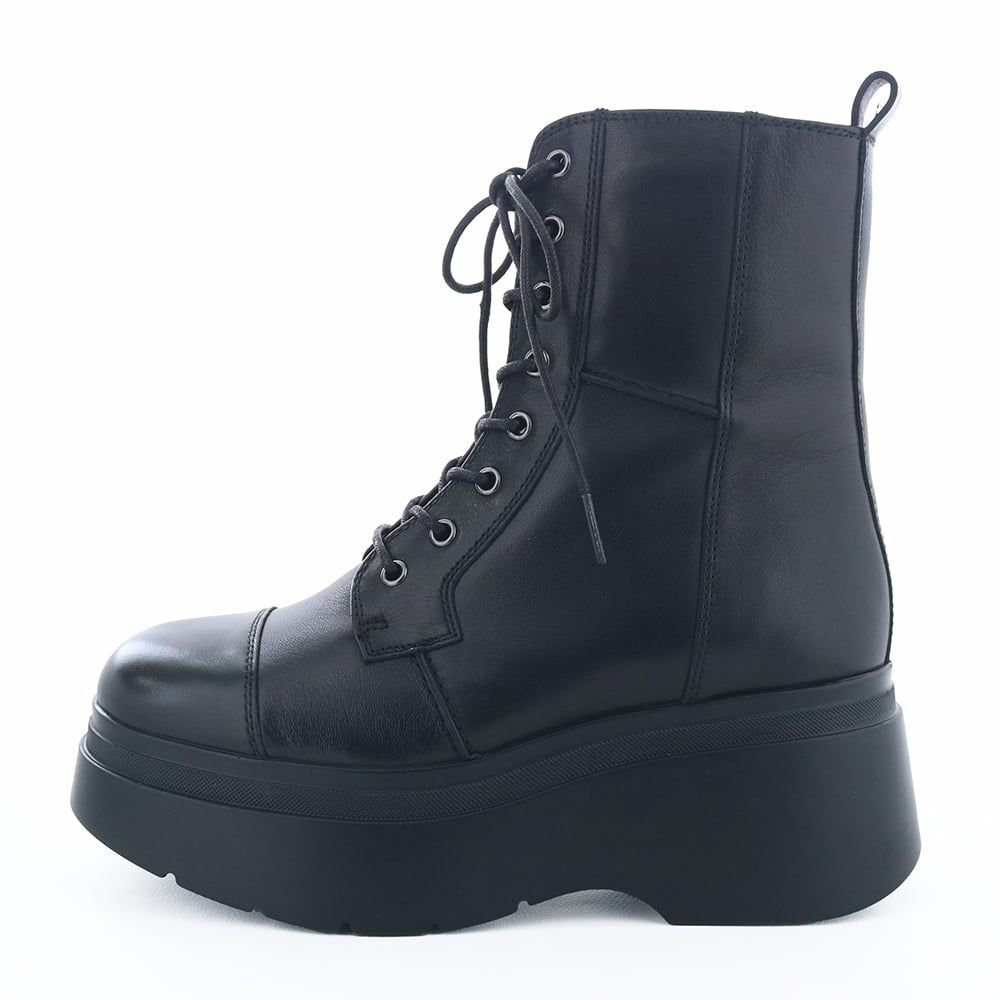 ボリュームある厚底ソールが目を惹くレースアップブーツ