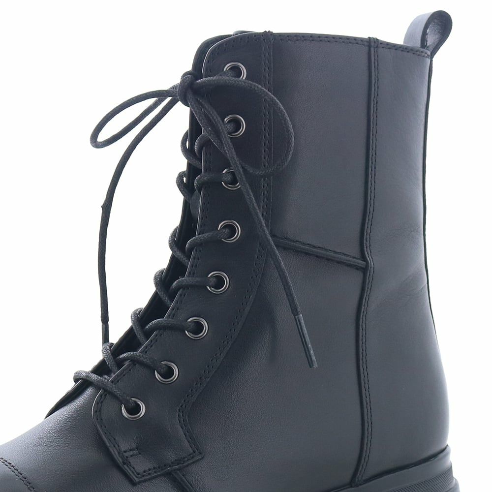 靴紐の締め方で筒幅を調節。足のコンディションに合わせられるのが嬉しい