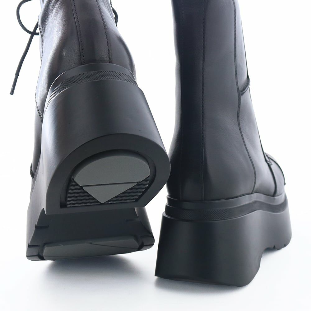 弾力のある厚底モールドソールで弾むように歩けます