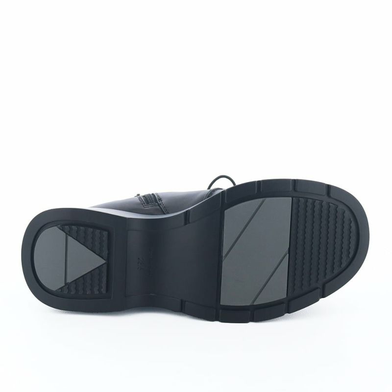 ソール全体に厚みがあるので傾斜は2.5cmほど