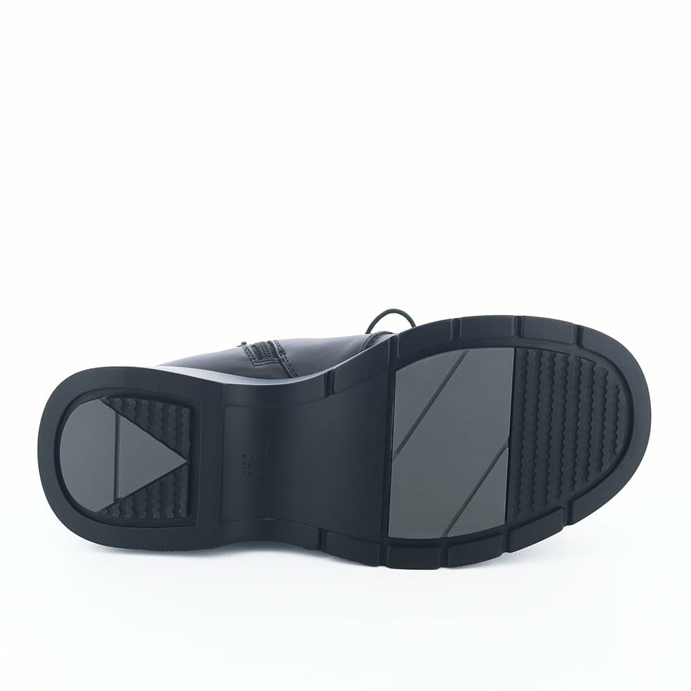 ソール全体に厚みがあるので傾斜は2.5cmほど