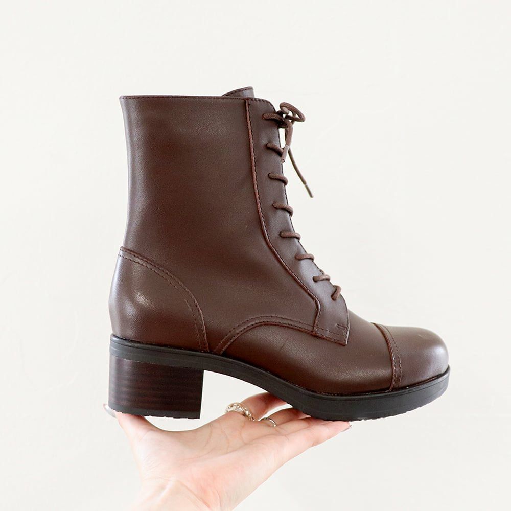 ダークブラウン