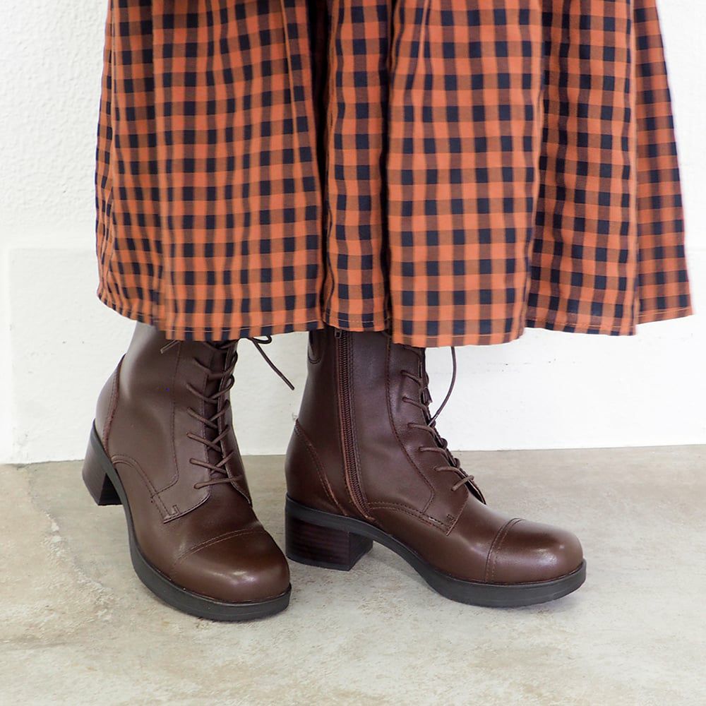 ダークブラウン